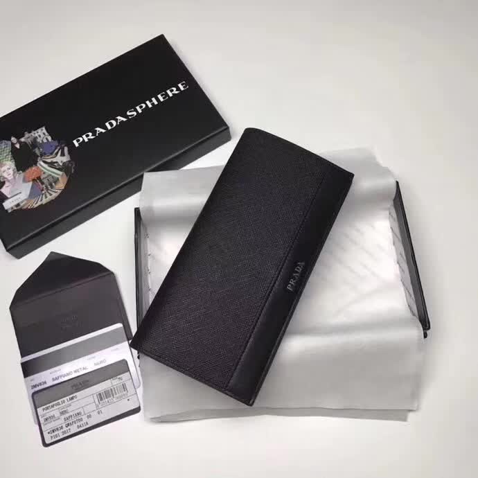 【原版皮】普拉达/Prada 西装钱夹，选用十字纹牛皮裁制而成，拼接光滑皮革点缀字唛徽标，精湛走线均匀整齐，油边顺滑，款号：2MV836
