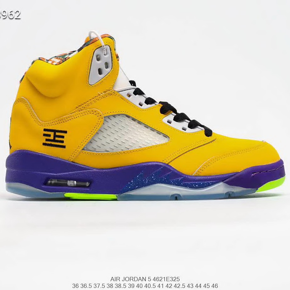 官网同步20秋季最新热销款-耐克/Nike Air Jordan 5，左右脚采用不同的鸳鸯设计，左脚鞋面是愤怒公牛的大红麂皮鞋身，后跟刺绣有上海配色的标志性元素申字Logo，中底和鞋舌则是Quai 54的经典绿色