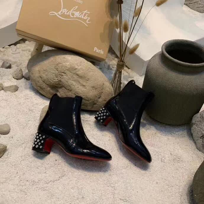 20秋季最新专柜款-克里斯提．鲁布托CL2020早秋新款方跟铆钉切尔西踝靴，完美修长，线条感十足