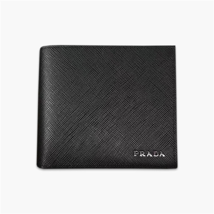 【原版皮】普拉达/Prada 短款钱夹，选用十字纹小牛皮裁制而成，边角点缀字母标识，经典之作，简单时尚，款号：2M0513
