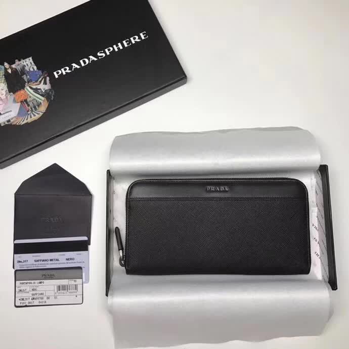 【原版皮】普拉达/Prada 拉链钱夹，选用十字纹牛皮裁制而成，拼接光滑皮革点缀字唛徽标，精湛走线均匀整齐，油边顺滑，款号：2ML317