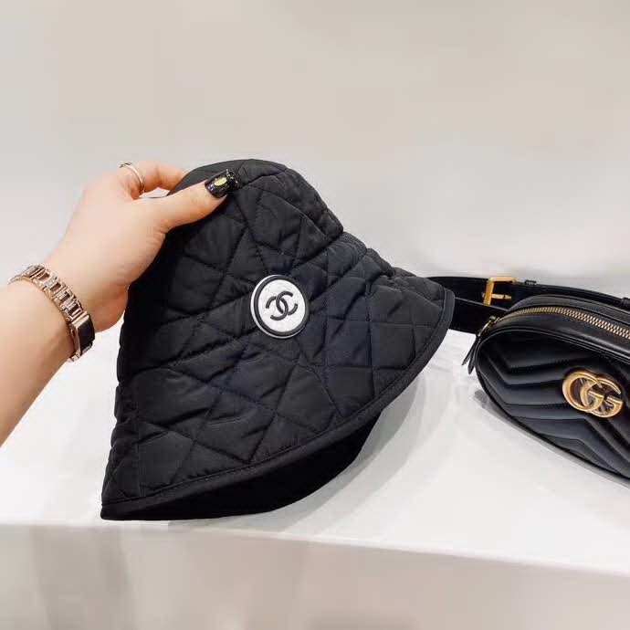 20冬季最新专柜款-香奈儿Chanel新款菱形格羽绒棉抽绳渔夫帽桶帽，很法式的一款，抽绳头围，有效挡风保暖，防水布面料，帽子柔软轻盈舒适！桶帽形状超好遮脸呦