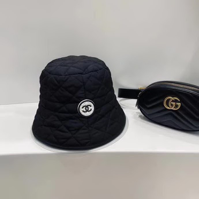 20冬季最新专柜款-香奈儿Chanel新款菱形格羽绒棉抽绳渔夫帽桶帽，很法式的一款，抽绳头围，有效挡风保暖，防水布面料，帽子柔软轻盈舒适！桶帽形状超好遮脸呦