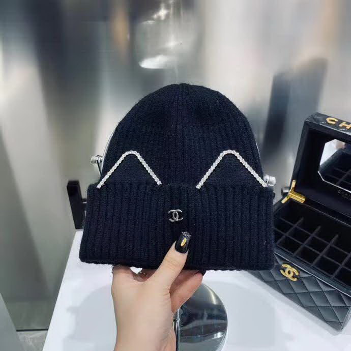 20冬季最新专柜款-Chanel猫耳朵可爱萌软妹子风针织毛线帽，简直就是太好看了！可爱减龄，高弹力羊毛棉，不限头围，甜美减龄超美
