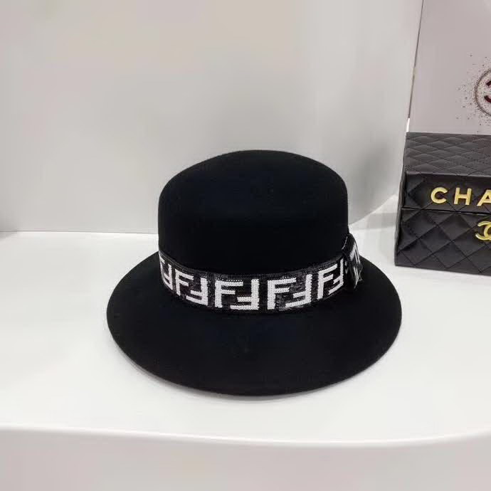 20冬季最新专柜款-Fendi20秋冬新款羊毛礼帽澳洲羊毛，妥妥的高级货！奢华气质款！超衬气质的一款帽子！