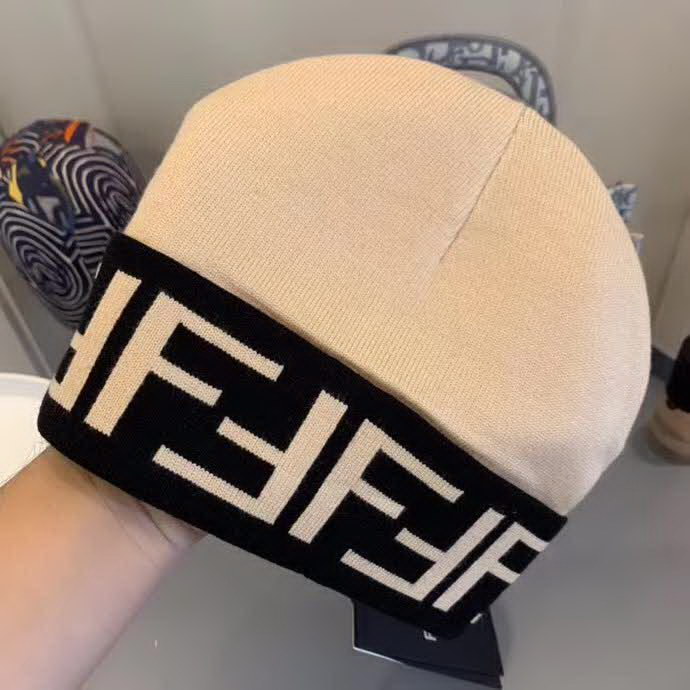 20冬季最新专柜款-Fendi早秋网红时尚博主推荐款皮标针织毛线帽，手感超柔软舒适的针织线帽，弹性极佳！时尚街头风，时尚百搭