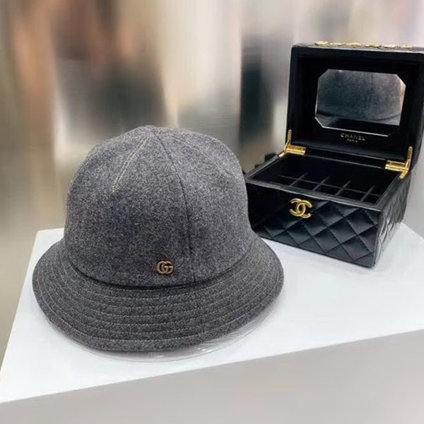 20冬季最新专柜款-古驰Gucci新款四片拼接撞色明线丸子头渔夫帽！此款都是无可挑剔的小可爱！高品质软羊毛呢子，手感滑软有质感，高颜值，保暖系数也很高，轻松阻隔冷空气，内里纯棉透气，舒适不闷热！可甜可盐的小渔夫