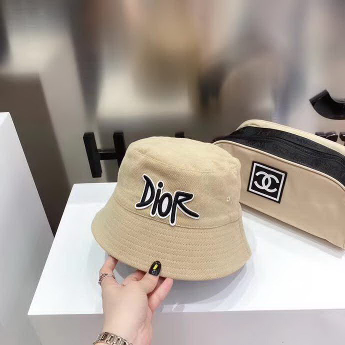 20冬季最新专柜款-迪奥Dior新款磨毛双棉布双面渔夫帽，刺绣字母logo，时尚桶帽型，街头风十足，透气棉布，四季可佩戴