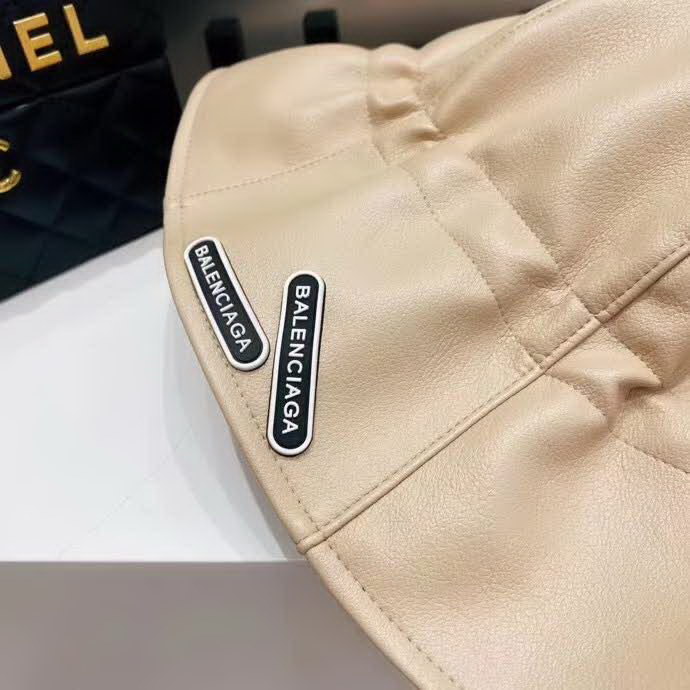 20冬季最新专柜款-Balenciaga新款抽绳皮革渔夫帽，牛皮纹路感超强，大头宝宝也可以放心入！巨遮脸的渔夫，街头风十足！仿牛皮皮革手感超好！时尚达人标配