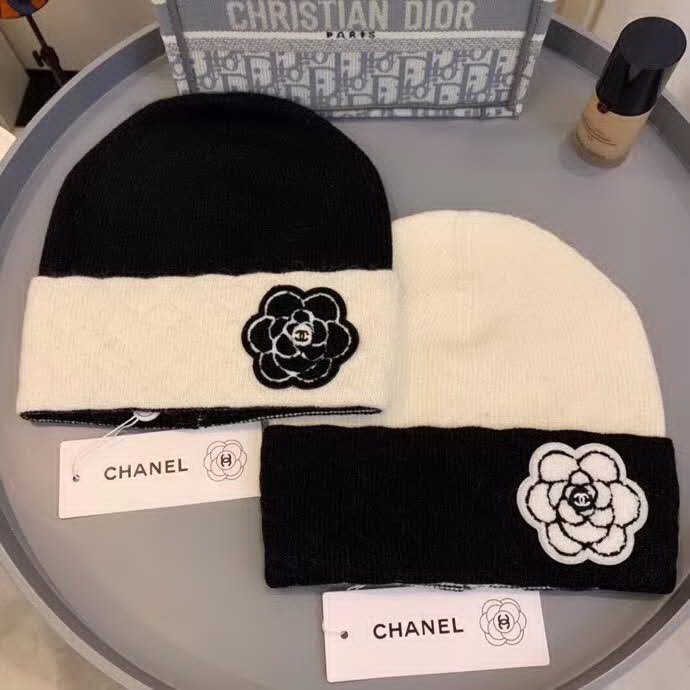 20冬季最新专柜款-香奈儿Chanel针织山茶花毛线帽，定制毛线，手勾手感很好，而且非常厚实哦 质量杠杠滴，适合日常搭配 修饰脸型的单品神器