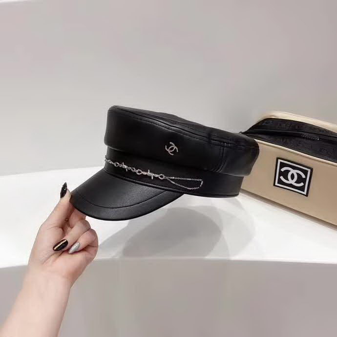 20冬季最新专柜款-香奈儿Chanel新款皮革链条优雅名媛军帽，特别帅气的一款，特别细致的链条，极美！