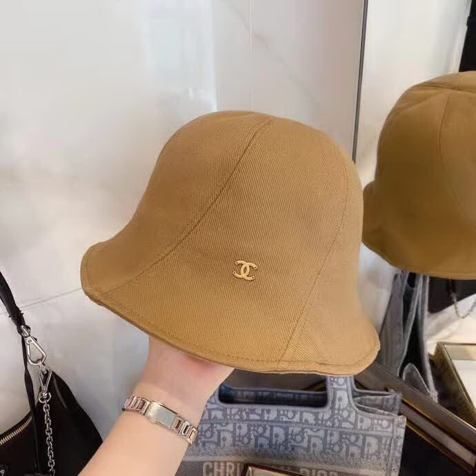 20冬季最新专柜款-Chanel可爱丸子头旋转拼接小渔夫帽，原宿风森女系，纯棉斜纹线条感很强，超显质感，偶尔偷懒不洗头，渔夫是最佳搭配单品哦！这款很休闲百搭！四季型
