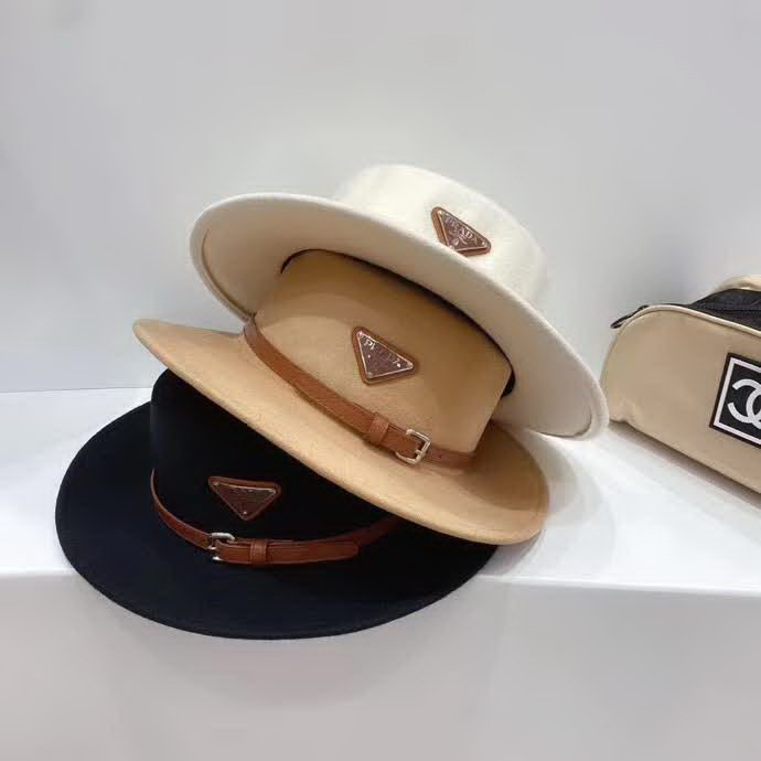 20冬季最新专柜款-普拉达Prada新款皮带三角标志羊毛平顶礼帽，满屏的高级风，气场十足，羊毛材质。衣橱时尚搭配单品！