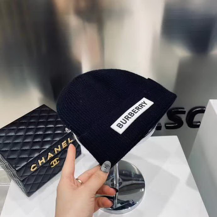 20冬季最新专柜款-Burberry新款新标志针织毛线帽，超厚实的一款哦！棉➕羊毛，用料十足。大童及成年人都可以配。时尚简约大牌风！