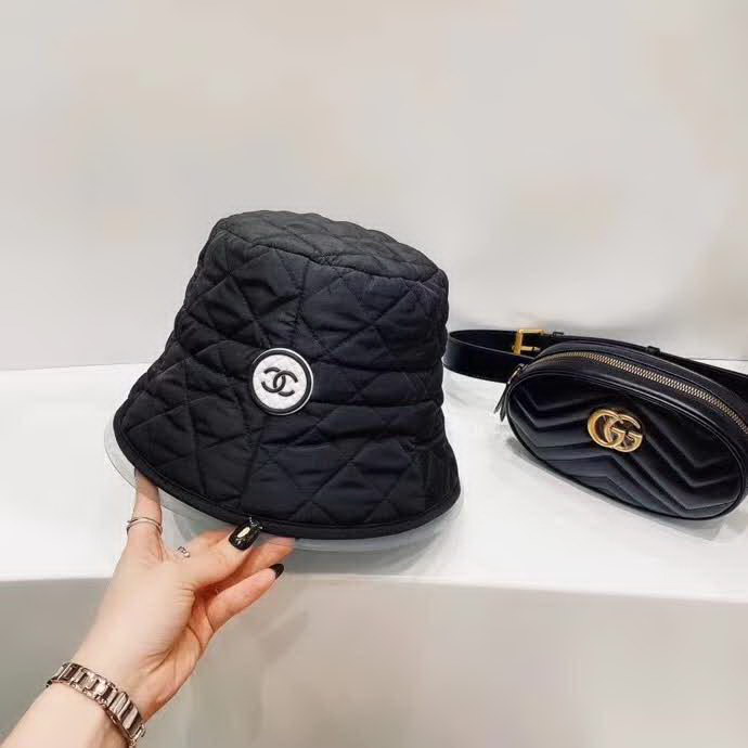 20冬季最新专柜款-香奈儿Chanel新款菱形格羽绒棉抽绳渔夫帽桶帽，很法式的一款，抽绳头围，有效挡风保暖，防水布面料，帽子柔软轻盈舒适！桶帽形状超好遮脸呦