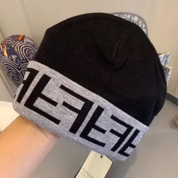 20冬季最新专柜款-Fendi早秋网红时尚博主推荐款皮标针织毛线帽，手感超柔软舒适的针织线帽，弹性极佳！时尚街头风，时尚百搭