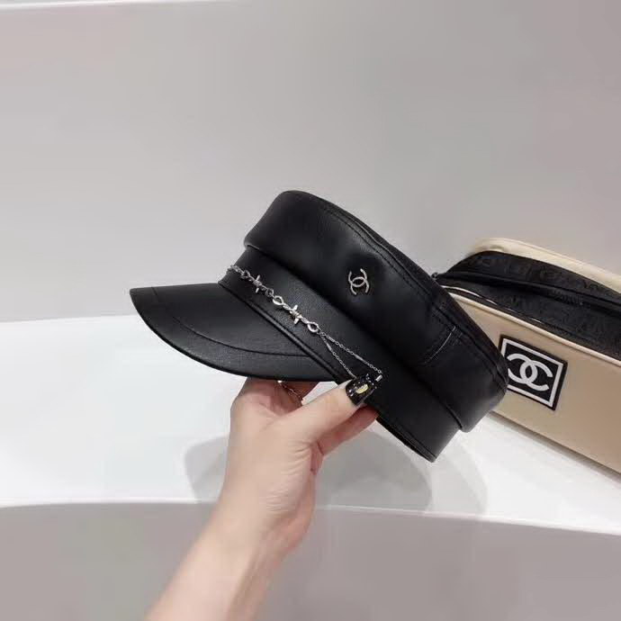 20冬季最新专柜款-香奈儿Chanel新款皮革链条优雅名媛军帽，特别帅气的一款，特别细致的链条，极美！