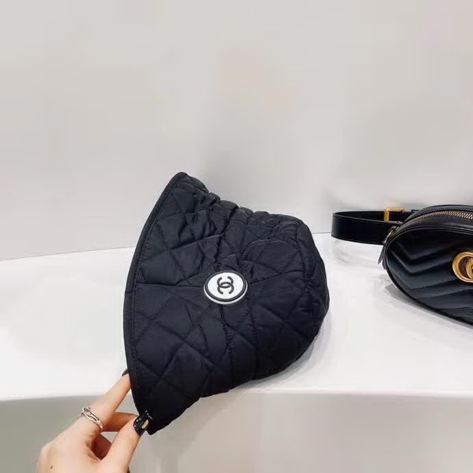 20冬季最新专柜款-香奈儿Chanel新款菱形格羽绒棉抽绳渔夫帽桶帽，很法式的一款，抽绳头围，有效挡风保暖，防水布面料，帽子柔软轻盈舒适！桶帽形状超好遮脸呦