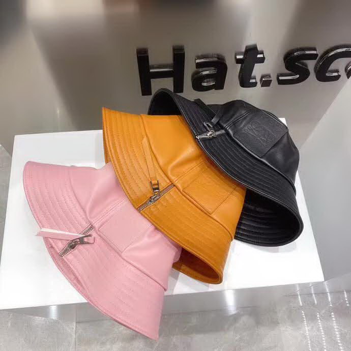 20冬季最新专柜款-罗意威LOEWE专柜同步皮革拉链皮标渔夫帽，火爆时尚单品！洗水仿小羊皮，手感超赞！时尚达人必备