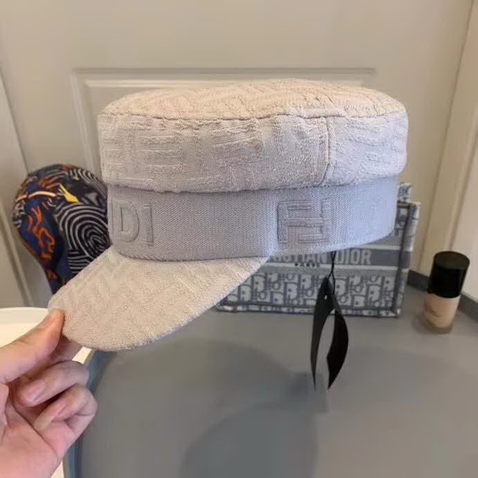 20冬季最新专柜款-Fendi20秋冬新款老花字母logo童帽军帽超名媛，加深帽型更显气质，本季爆款