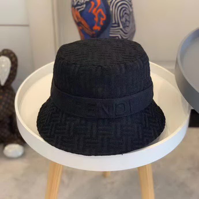 20冬季最新专柜款-Fendi20秋冬新款老花字母logo渔夫帽帽超名媛，加深帽型更显气质，本季爆款