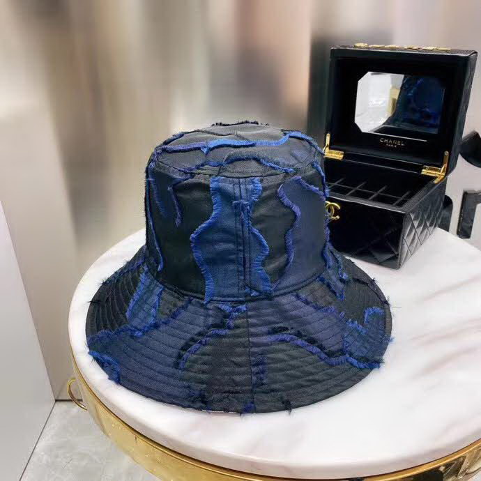 20冬季最新专柜款-迪奥Dior20新款剪花渔夫帽，仙女渔夫帽，此款是大檐，谁戴谁显脸小，很特别的面料！Baby机场秀出镜率巨高的一款！