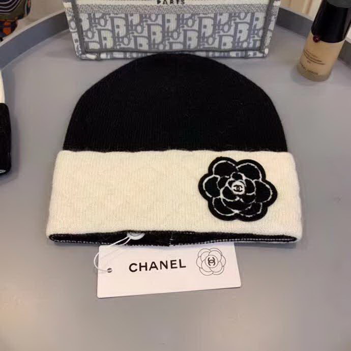 20冬季最新专柜款-香奈儿Chanel针织山茶花毛线帽，定制毛线，手勾手感很好，而且非常厚实哦 质量杠杠滴，适合日常搭配 修饰脸型的单品神器
