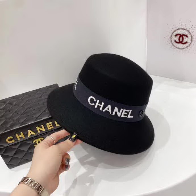 20冬季最新专柜款-Chanel20秋冬新款羊毛礼帽，羊毛材质，妥妥的高级货！奢华气质款！超衬气质的一款帽子！