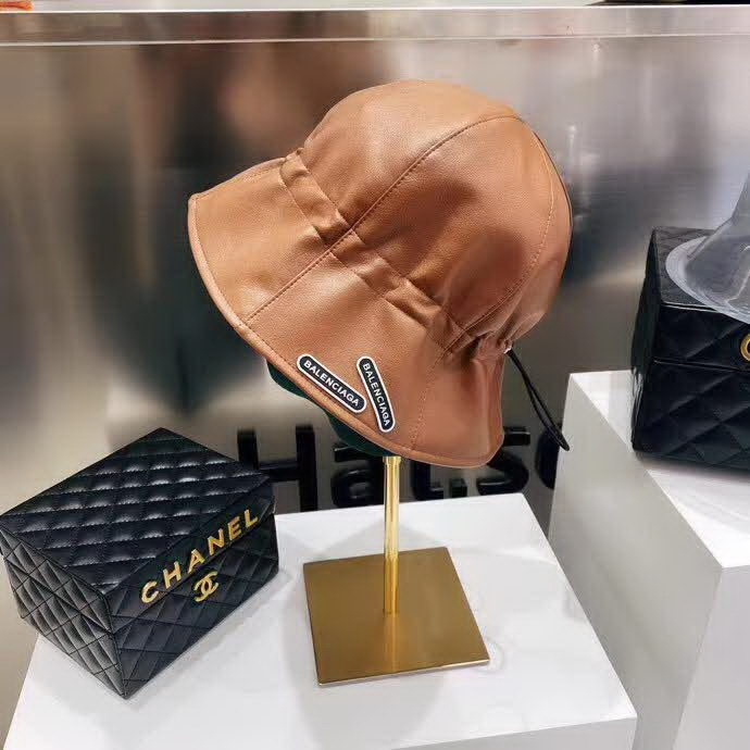 20冬季最新专柜款-Balenciaga新款抽绳皮革渔夫帽，牛皮纹路感超强，大头宝宝也可以放心入！巨遮脸的渔夫，街头风十足！仿牛皮皮革手感超好！时尚达人标配