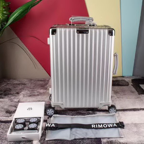 日默瓦/Rimowa 旅行箱，全​铝​镁‎合金，经典款​的新版‎本，彩色皮质把手，购买就送透明套，4个轮子，2个手把，绑带，想怎么换就怎么换，永远是街头机场最靓的你