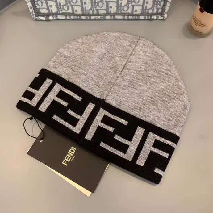 20冬季最新专柜款-Fendi早秋网红时尚博主推荐款皮标针织毛线帽，手感超柔软舒适的针织线帽，弹性极佳！时尚街头风，时尚百搭