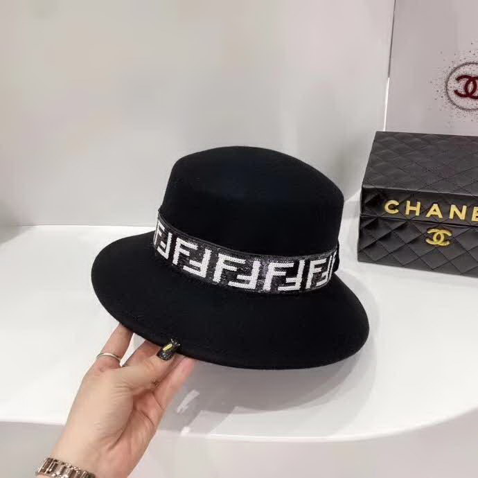 20冬季最新专柜款-Fendi20秋冬新款羊毛礼帽澳洲羊毛，妥妥的高级货！奢华气质款！超衬气质的一款帽子！