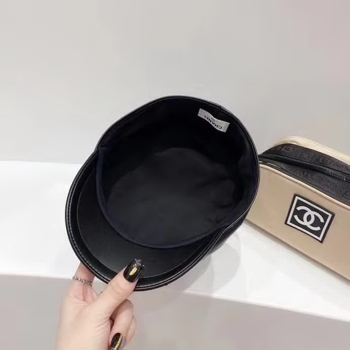 20冬季最新专柜款-香奈儿Chanel新款皮革链条优雅名媛军帽，特别帅气的一款，特别细致的链条，极美！