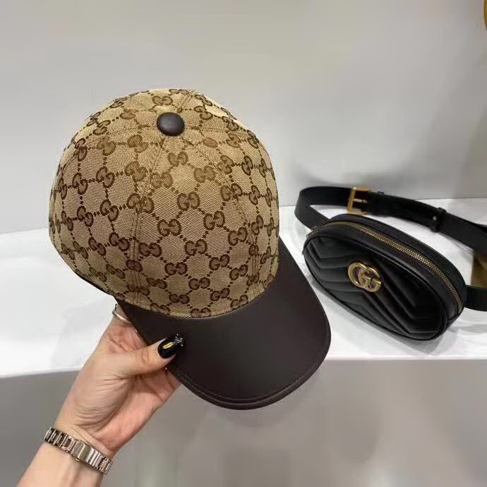20冬季最新专柜款-古驰Gucci新款棒球帽。帆布拼皮，专柜热卖款，1:1开模订制，原版帆布料+头层牛皮，时尚帅气！质量超赞