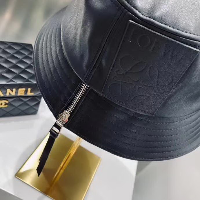 20冬季最新专柜款-罗意威LOEWE专柜同步皮革拉链皮标渔夫帽，火爆时尚单品！洗水仿小羊皮，手感超赞！时尚达人必备