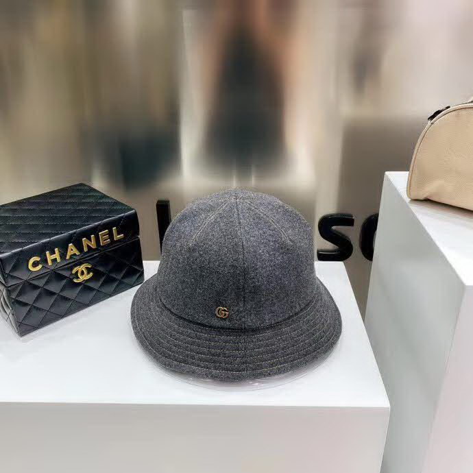 20冬季最新专柜款-古驰Gucci新款四片拼接撞色明线丸子头渔夫帽！此款都是无可挑剔的小可爱！高品质软羊毛呢子，手感滑软有质感，高颜值，保暖系数也很高，轻松阻隔冷空气，内里纯棉透气，舒适不闷热！可甜可盐的小渔夫