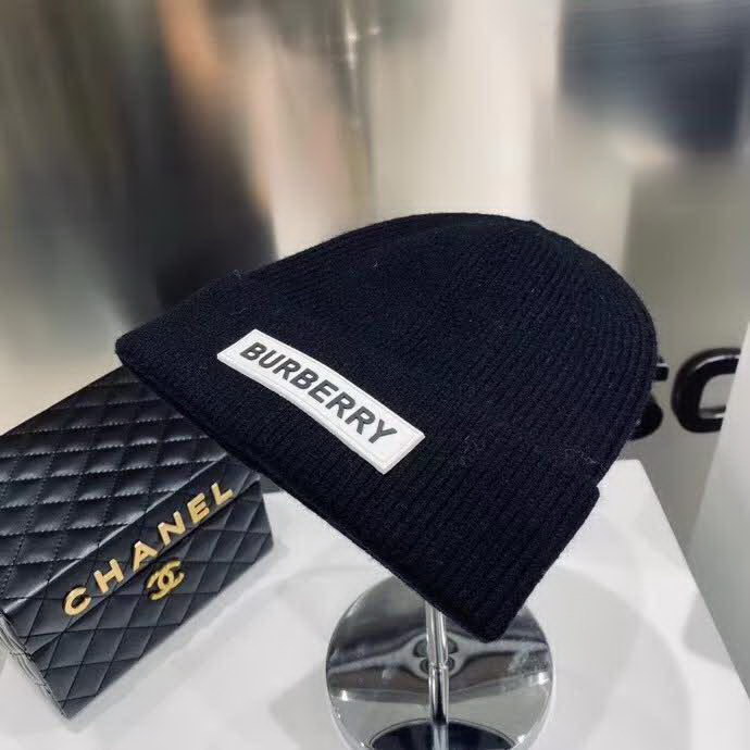 20冬季最新专柜款-Burberry新款新标志针织毛线帽，超厚实的一款哦！棉➕羊毛，用料十足。大童及成年人都可以配。时尚简约大牌风！
