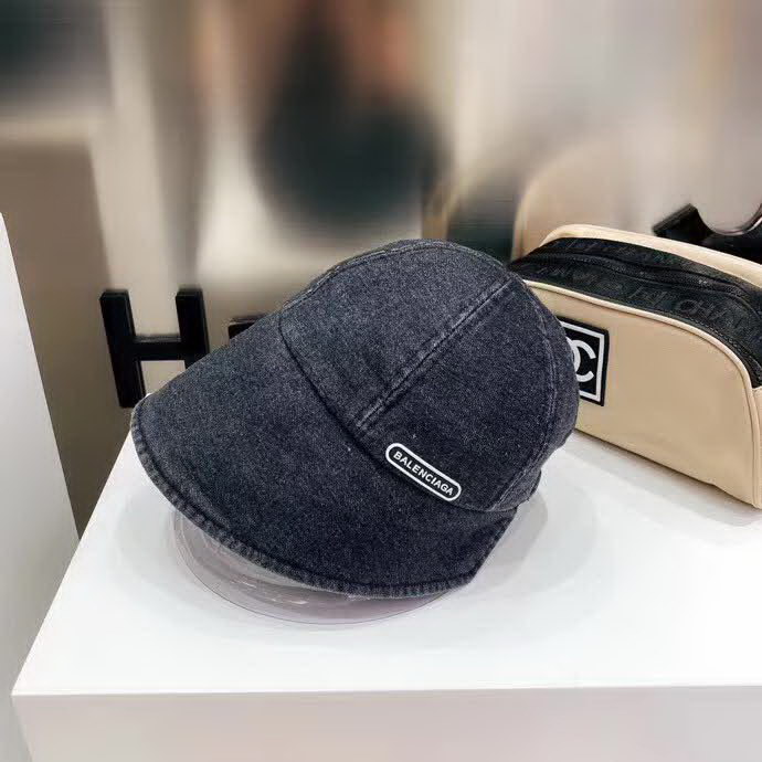 20冬季最新专柜款-Chanel新款个性前后沿渔夫帽，一款很优秀的休闲渔夫帽，洗水牛仔质感复古潮味十足，很强的街拍风，帅！纯棉牛仔棉布，一年四季都可以佩戴