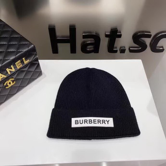 20冬季最新专柜款-Burberry新款新标志针织毛线帽，超厚实的一款哦！棉➕羊毛，用料十足。大童及成年人都可以配。时尚简约大牌风！