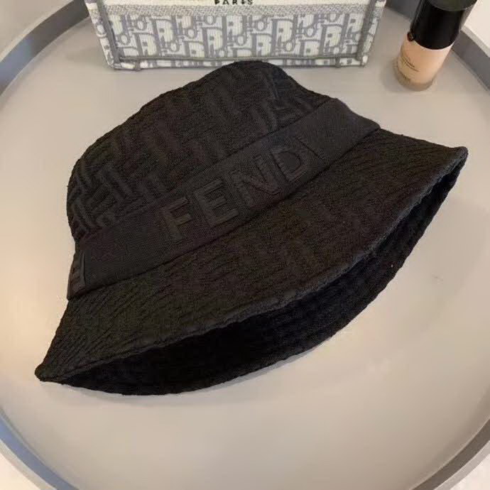 20冬季最新专柜款-Fendi20秋冬新款老花字母logo渔夫帽帽超名媛，加深帽型更显气质，本季爆款