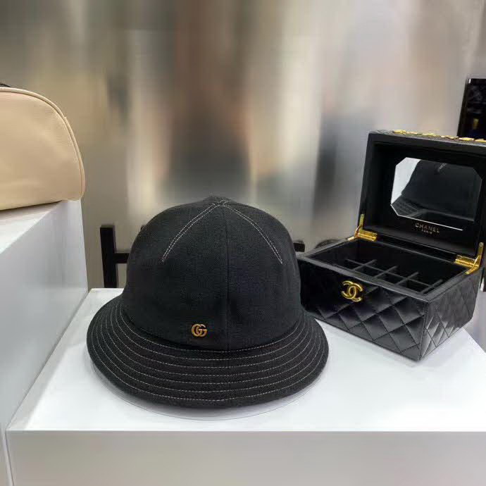 20冬季最新专柜款-古驰Gucci新款四片拼接撞色明线丸子头渔夫帽！此款都是无可挑剔的小可爱！高品质软羊毛呢子，手感滑软有质感，高颜值，保暖系数也很高，轻松阻隔冷空气，内里纯棉透气，舒适不闷热！可甜可盐的小渔夫