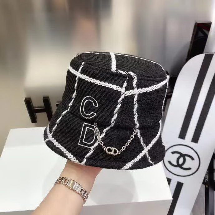 20冬季最新专柜款-Balenciaga新款粗呢大格纹桶帽渔夫帽，面料超厚实的一款，很有质感，简约风格设计，小心机CD链，简约而不简单！