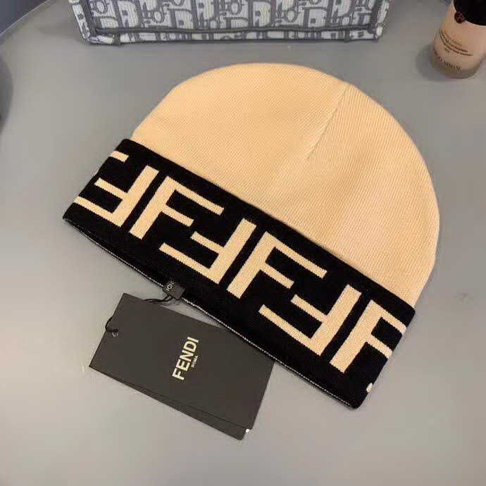 20冬季最新专柜款-Fendi早秋网红时尚博主推荐款皮标针织毛线帽，手感超柔软舒适的针织线帽，弹性极佳！时尚街头风，时尚百搭