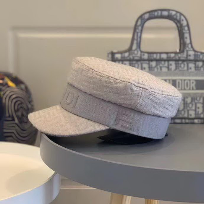 20冬季最新专柜款-Fendi20秋冬新款老花字母logo童帽军帽超名媛，加深帽型更显气质，本季爆款