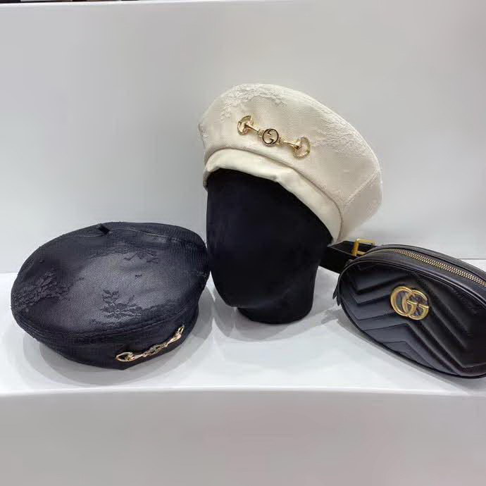 20冬季最新专柜款-古驰Gucci锁扣蕾丝双层皮革贝雷'帽优雅名媛轻奢大牌风，百搭气质款，精致小锁扣很别致，黑白两色时尚百搭！G粉必入