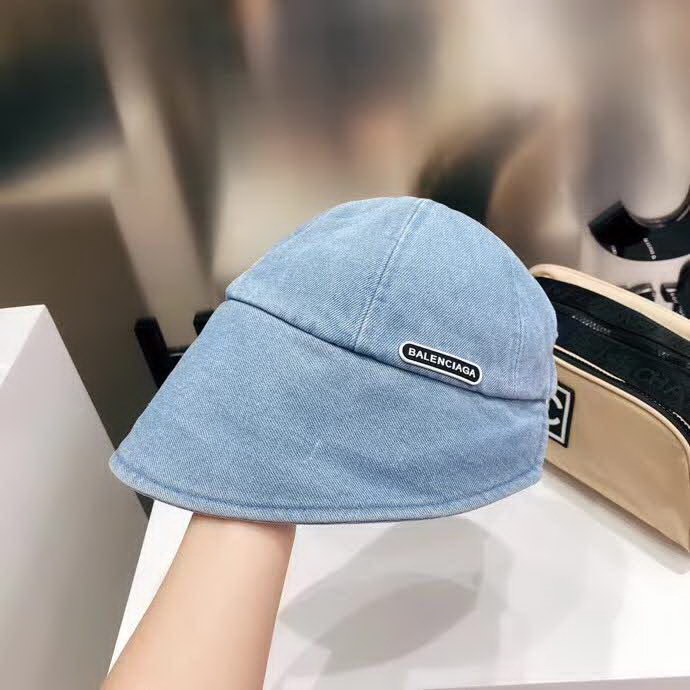 20冬季最新专柜款-Chanel新款个性前后沿渔夫帽，一款很优秀的休闲渔夫帽，洗水牛仔质感复古潮味十足，很强的街拍风，帅！纯棉牛仔棉布，一年四季都可以佩戴