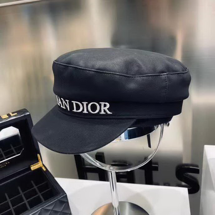 20冬季最新专柜款-Dior新款字母刺绣标志鸭舌平檐军帽！绝对时尚的帽型！犀利平檐气场超强！时尚达人人气爆款单品！