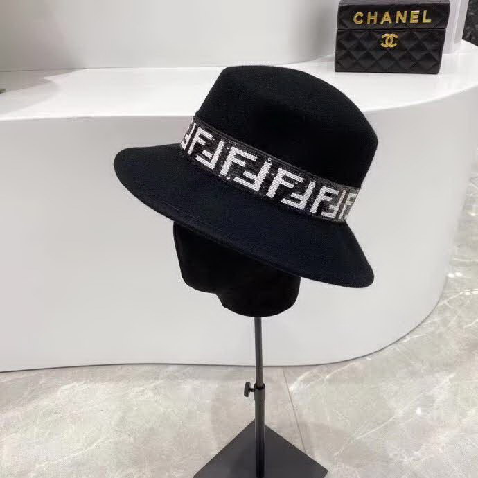 20冬季最新专柜款-Fendi20秋冬新款羊毛礼帽澳洲羊毛，妥妥的高级货！奢华气质款！超衬气质的一款帽子！