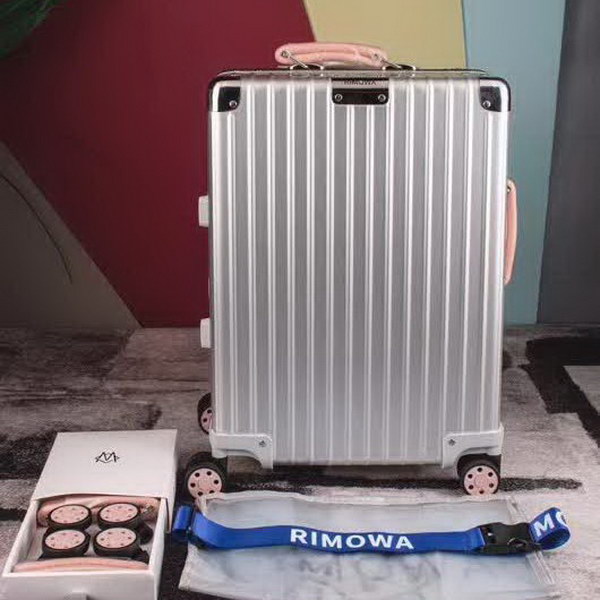 日默瓦/Rimowa 旅行箱，全​铝​镁‎合金，经典款​的新版‎本，彩色皮质把手，购买就送透明套，4个轮子，2个手把，绑带，想怎么换就怎么换，永远是街头机场最靓的你