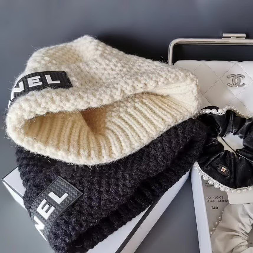 20冬季最新专柜款-Chanel针织镂空手勾毛线帽，日本定制毛线，手勾手感很好，而且非常厚实哦 质量杠杠滴，适合日常搭配 修饰脸型的单品神器